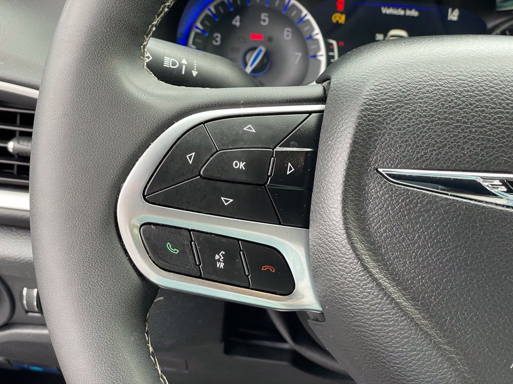 Used 2026 Chrysler Pacifica Select FWD image 16
