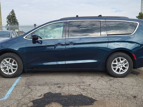 Used 2022 Chrysler Pacifica Touring-L FWD image 6