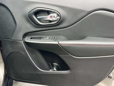 Used 2021 Jeep Cherokee Trailhawk AWD/4WD image 28