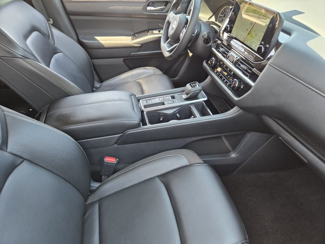Used 2024 Nissan Pathfinder SL FWD image 14