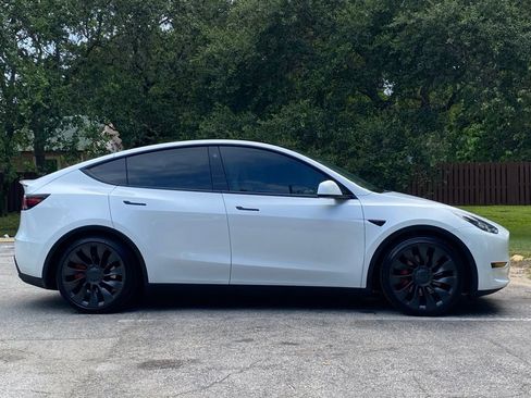 Used 2023 Tesla Model Y Performance AWD/4WD image 9