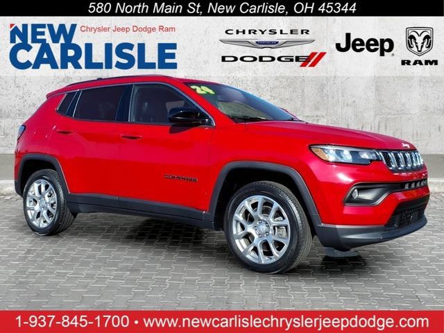 Used 2024 Jeep Compass Latitude AWD/4WD image 1