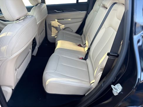 Used 2024 Jeep Grand Cherokee Limited image 10