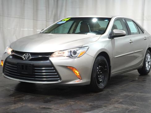Used 2016 Toyota Camry LE FWD image 2