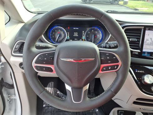 Used 2024 Chrysler Pacifica Touring-L image 20