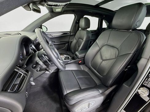 Certified 2025 Porsche Macan AWD/4WD image 5