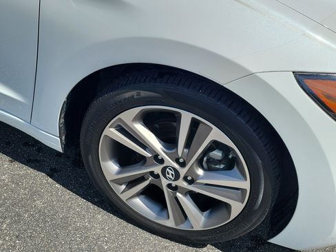 Used 2017 Hyundai Elantra Limited w/ Limited Tech Package 04 FWD image 8