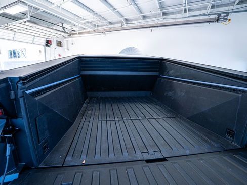 Used 2025 Tesla Cybertruck AWD Crew Cab image 43