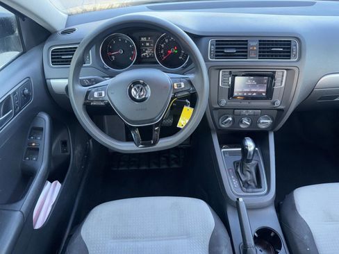 Used 2017 Volkswagen Jetta S image 9