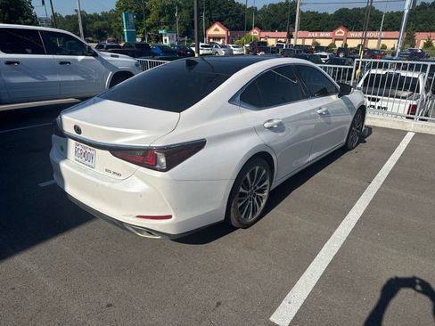Used 2019 Lexus ES 350 w/ Premium Package FWD image 3