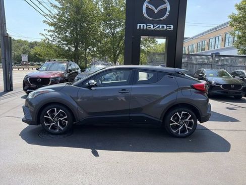 Used 2019 Toyota C-HR XLE FWD image 5