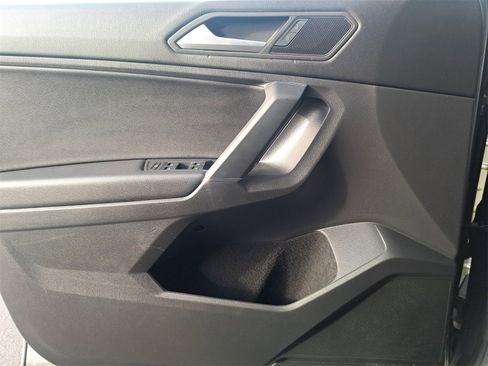 Used 2020 Volkswagen Tiguan SE image 28