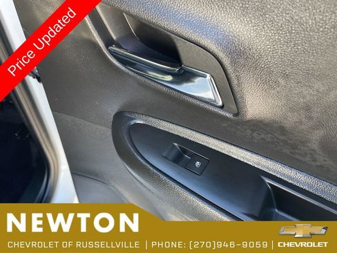 Used 2022 Chevrolet Trax LT AWD/4WD image 38
