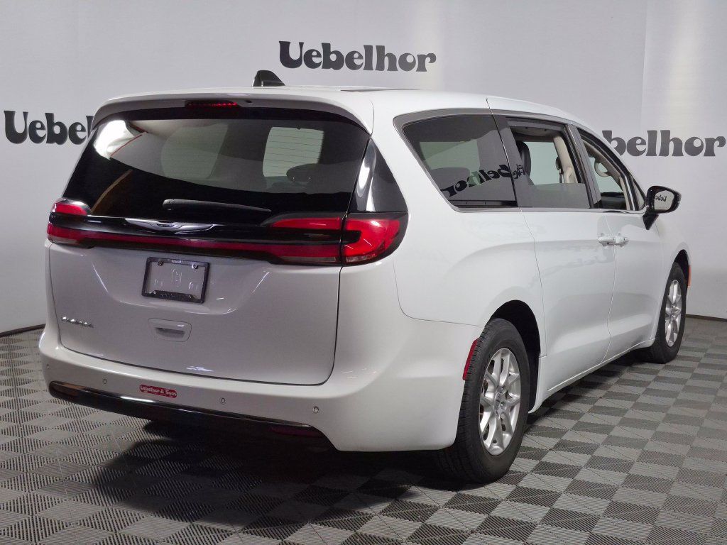 Used 2024 Chrysler Pacifica Touring-L FWD image 7