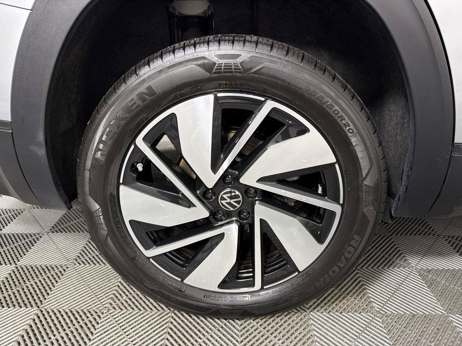 Used 2025 Volkswagen Atlas SE AWD/4WD image 16