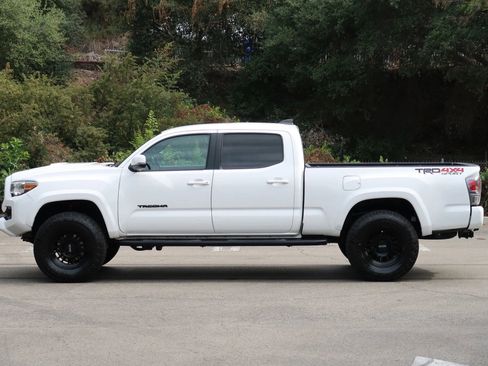 Used 2020 Toyota Tacoma TRD Sport w/ Technology Package image 6