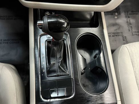 Used 2017 Kia Sedona LX image 34