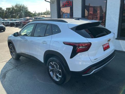 Used 2026 Chevrolet Trax LT FWD image 5