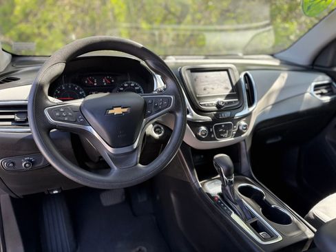 Used 2022 Chevrolet Equinox LS image 4