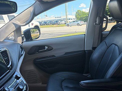 Used 2022 Chrysler Pacifica Touring-L FWD image 7
