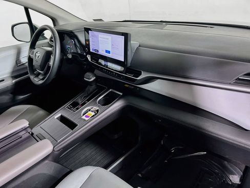 Certified 2025 Toyota Sienna XLE FWD image 27