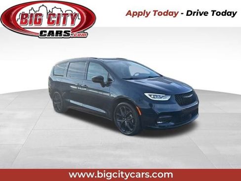 Used 2023 Chrysler Pacifica Limited w/ Uconnect Theater Family Group image 1