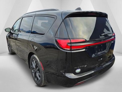 Used 2025 Chrysler Pacifica Limited image 5