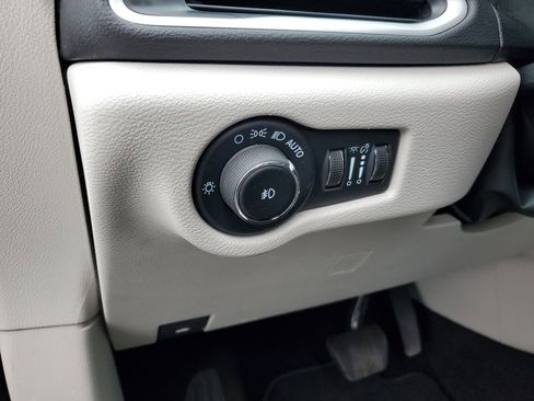 Used 2024 Chrysler Pacifica Touring-L FWD image 13
