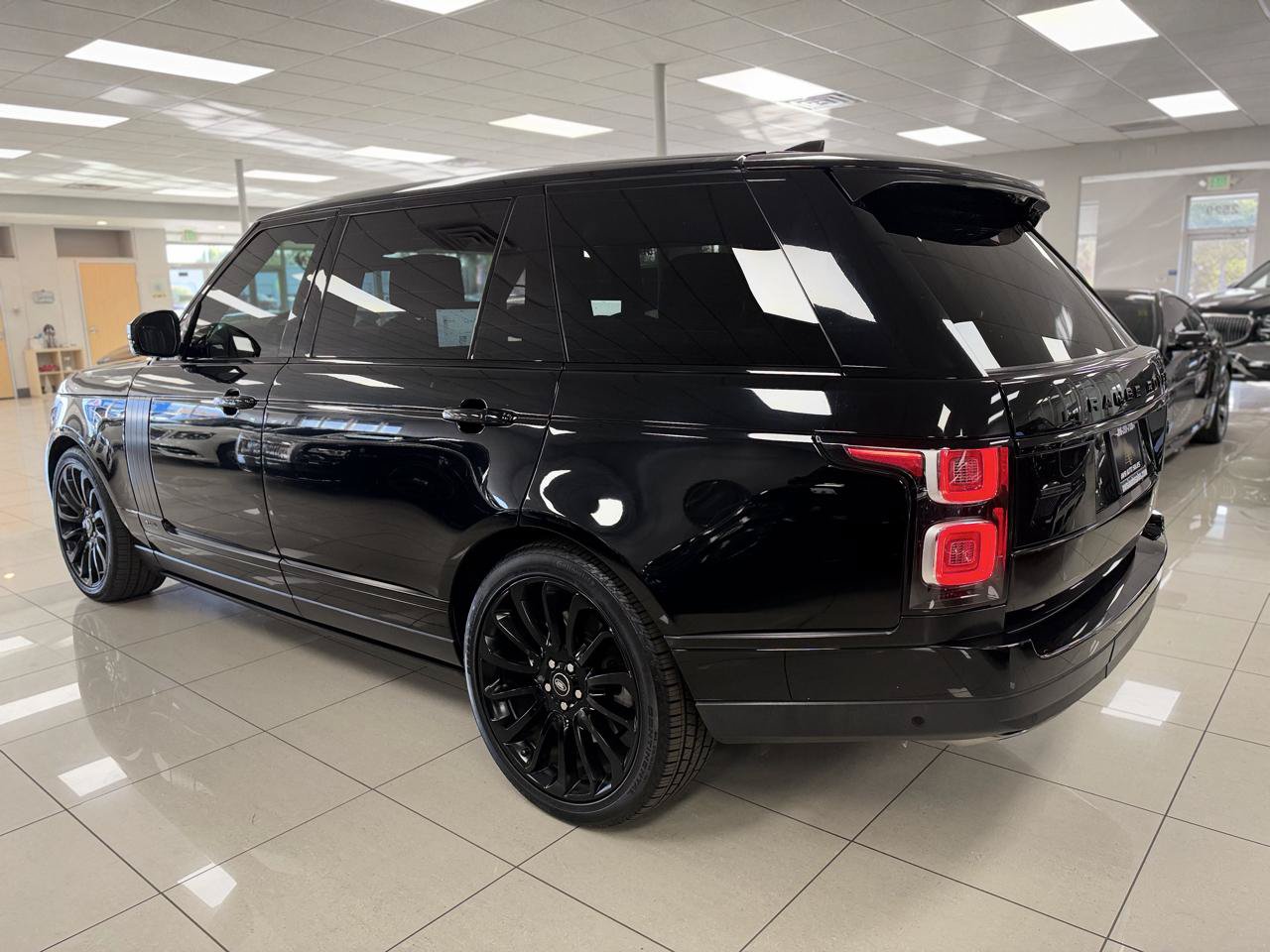 Used 2019 Land Rover Range Rover Long Wheelbase Autobiography AWD/4WD image 2