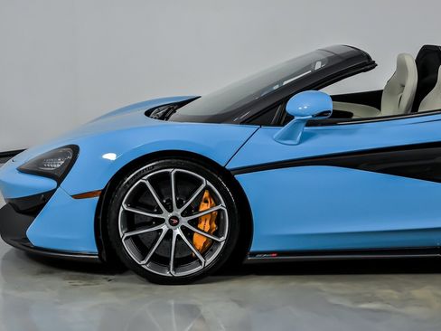 Used 2018 McLaren 570S Spider image 5