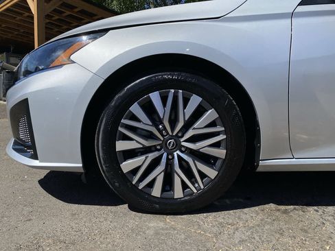 Used 2024 Nissan Altima 2.5 SV FWD image 12