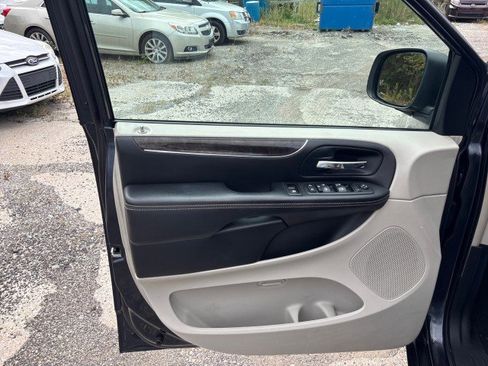 Used 2013 Chrysler Town & Country Touring image 9