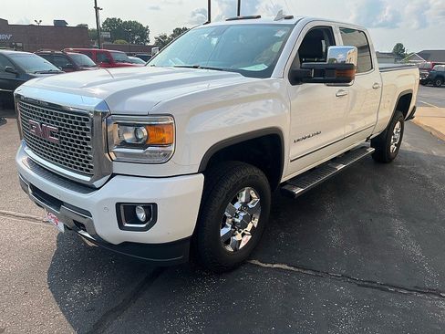 Used 2017 GMC Sierra 3500 Denali w/ Suspension Package, Off-Road AWD/4WD image 4