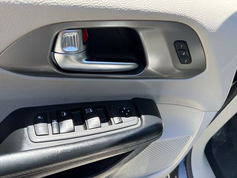 Used 2021 Chrysler Pacifica Touring-L FWD image 16