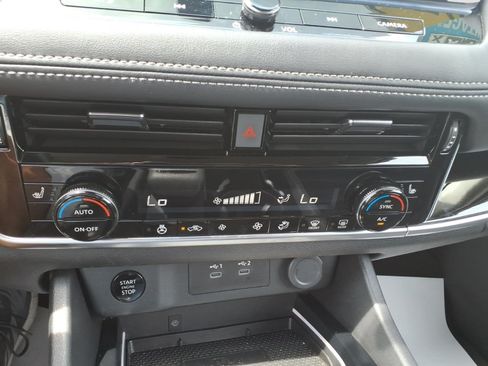 Used 2024 Nissan Rogue SL AWD/4WD image 19