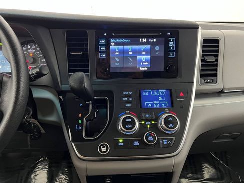 Used 2015 Toyota Sienna LE FWD image 19