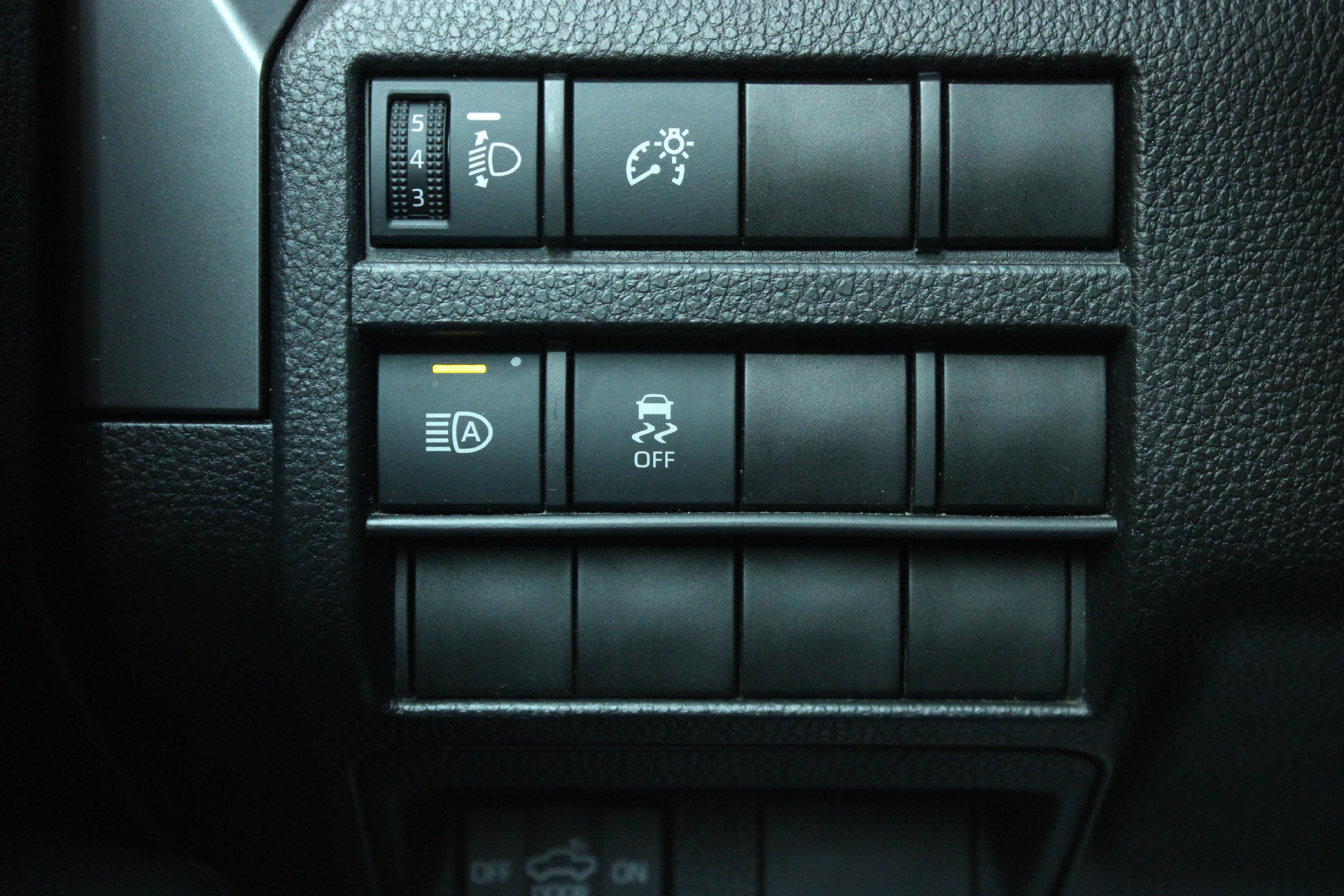 Used 2025 Toyota Tacoma SR5 AWD/4WD image 24