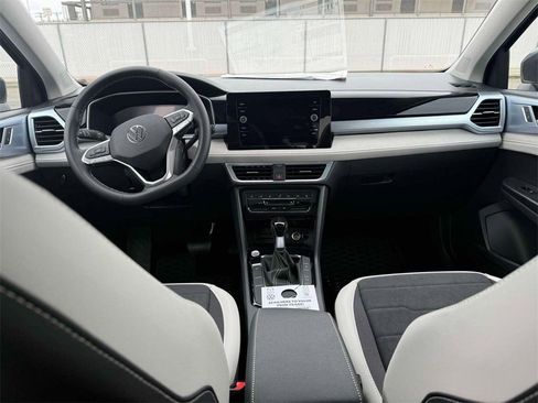 New 2025 Volkswagen Taos SE FWD image 15