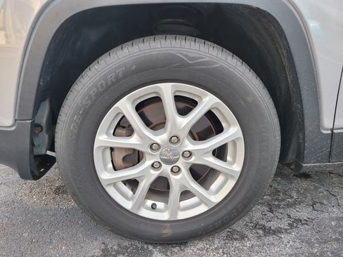 Used 2017 Jeep Cherokee Latitude AWD/4WD image 8