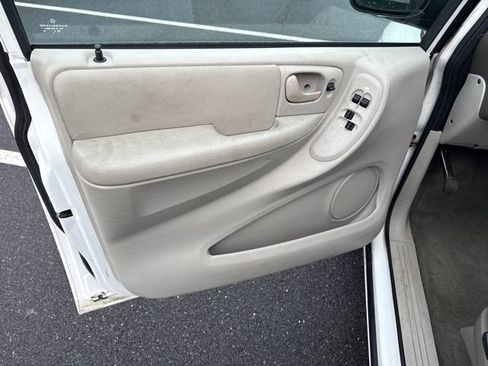 Used 2005 Chrysler Town & Country Touring image 19