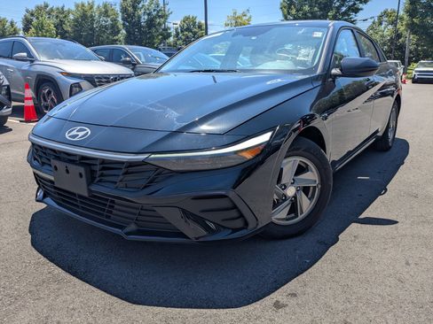 Certified 2025 Hyundai Elantra SE FWD image 1