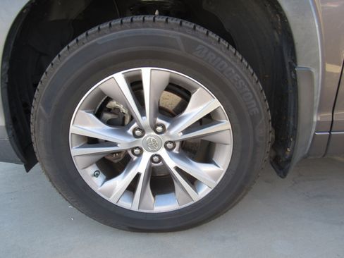 Used 2015 Toyota Highlander XLE image 5