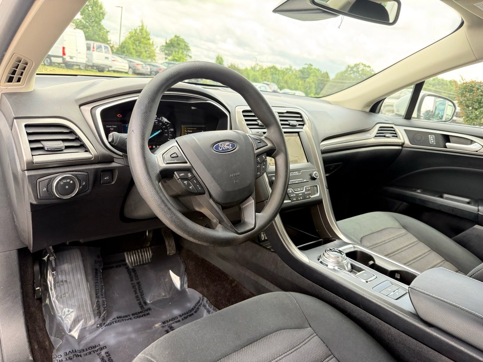 Used 2019 Ford Fusion SE FWD image 14