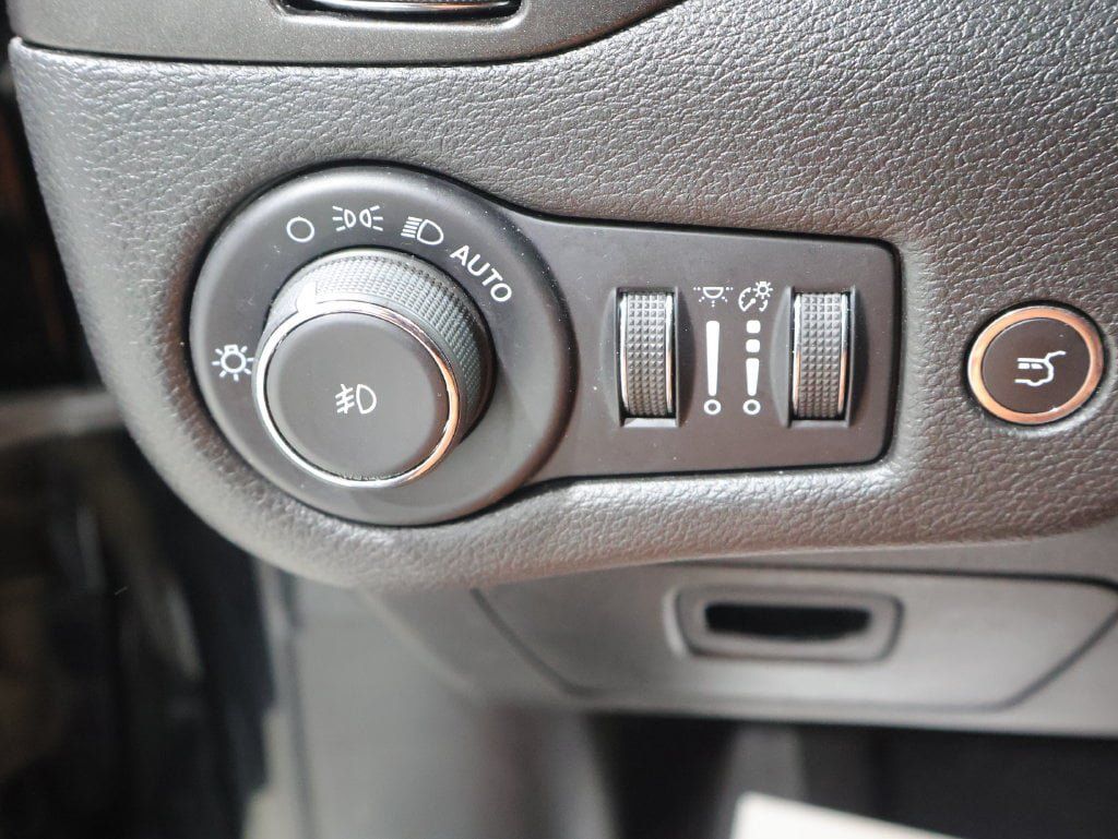 Used 2021 Jeep Cherokee Trailhawk w/ Comfort/Convenience Group AWD/4WD image 31