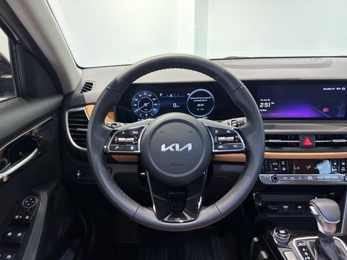 Certified 2025 Kia Seltos EX w/ EX Sunroof Package FWD image 15