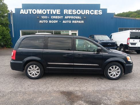Used 2014 Chrysler Town & Country Touring FWD image 6