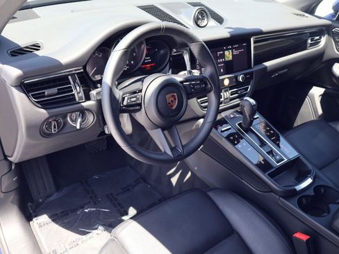 Certified 2025 Porsche Macan AWD/4WD image 3