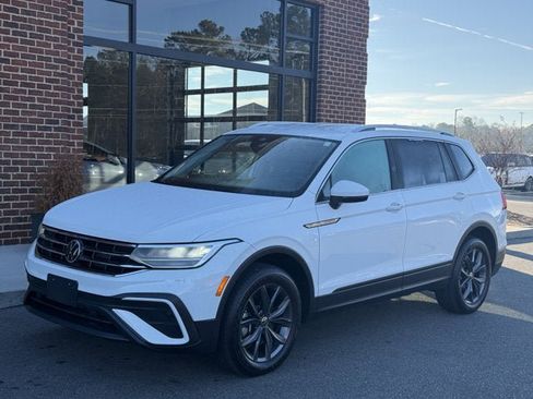Used 2022 Volkswagen Tiguan SE image 1