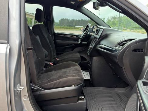 Used 2019 Dodge Grand Caravan SE FWD image 17