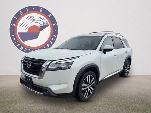 Used 2023 Nissan Pathfinder Platinum AWD/4WD image 2